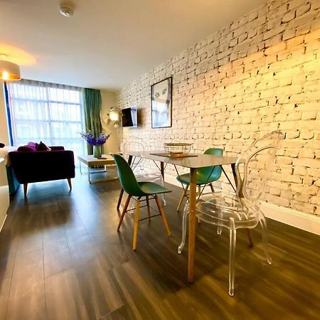 Stunning Apartment Suite - Free Parking & Wifi! Poole Kültér fotó