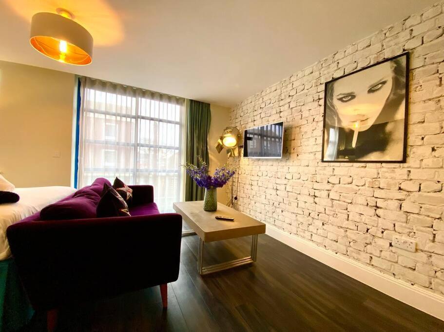 Stunning Apartment Suite - Free Parking & Wifi! Poole Kültér fotó
