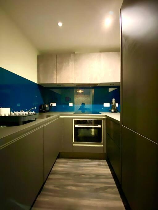 Stunning Apartment Suite - Free Parking & Wifi! Poole Kültér fotó