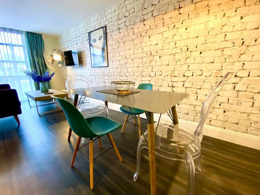 Stunning Apartment Suite - Free Parking & Wifi! Poole Kültér fotó